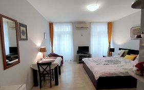 City Center Lovely Studio Apartment